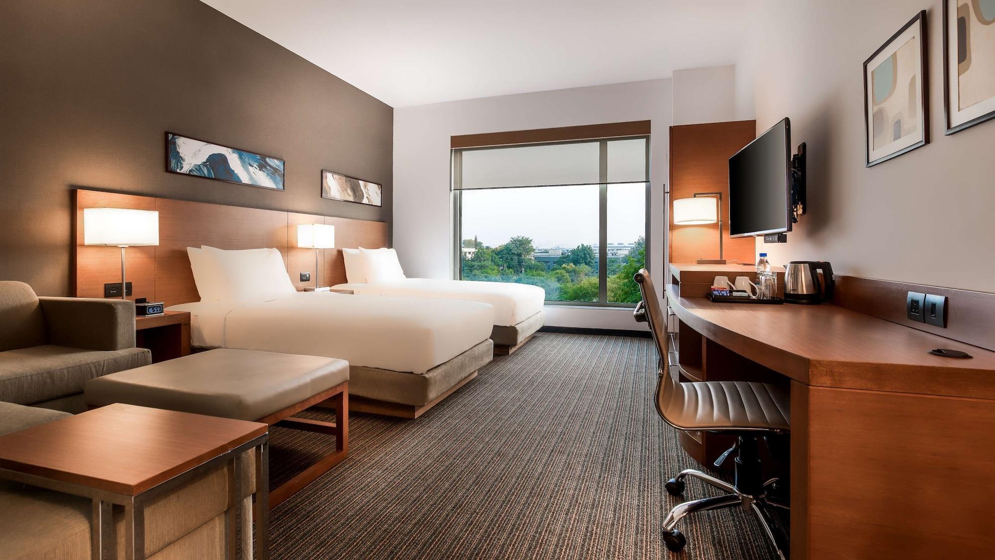 Hyatt Place Gurgaon Udyog Vihar Eksteriør bilde A typical guest room at an IHG hotel
